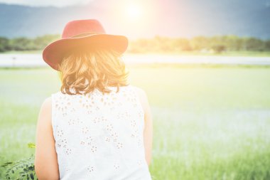 Asya yong kadın görünümlü manzaralar ve dağlar oturuyor.