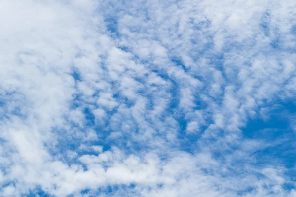 Doux foyer du ciel bleu et des nuages — Photo