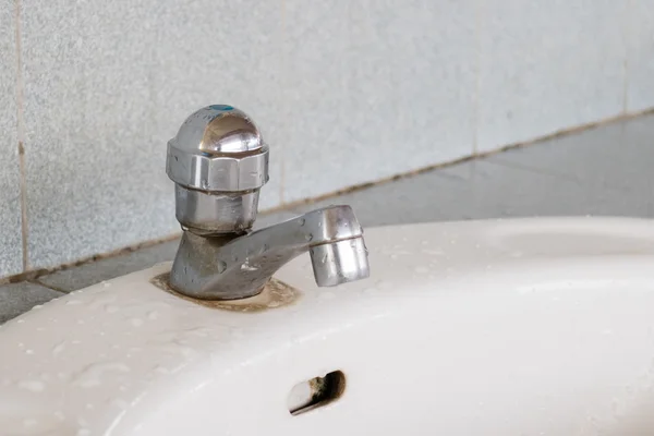 Eski musluk ve lavabo bakım eksikliğinden.