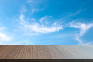 Yumuşak mavi gökyüzü arka plan üzerinde ahşap tablosunun üst kısmındaki.