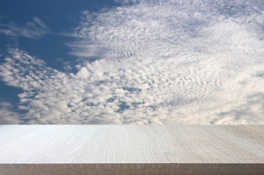 Yumuşak mavi gökyüzü arka plan üzerinde ahşap tablosunun üst kısmındaki.