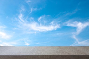 Yumuşak mavi gökyüzü arka plan üzerinde ahşap tablosunun üst kısmındaki.