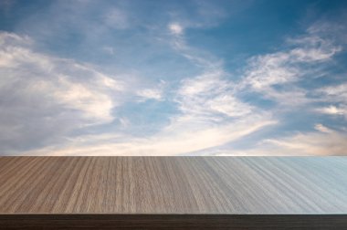 Yumuşak mavi gökyüzü arka plan üzerinde ahşap tablosunun üst kısmındaki.