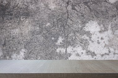 Eski beton duvar arka plan üzerinde ahşap tablosunun üst kısmındaki