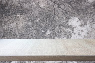 Eski beton duvar arka plan üzerinde ahşap tablosunun üst kısmındaki