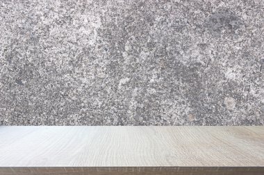 Eski beton duvar arka plan üzerinde ahşap tablosunun üst kısmındaki