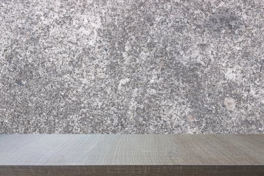 Eski beton duvar arka plan üzerinde ahşap tablosunun üst kısmındaki