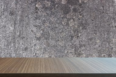 Eski beton duvar arka plan üzerinde ahşap tablosunun üst kısmındaki