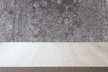 Eski beton duvar arka plan üzerinde ahşap tablosunun üst kısmındaki