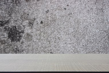 Eski beton duvar arka plan üzerinde ahşap tablosunun üst kısmındaki