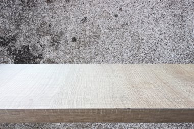 Eski beton duvar arka plan üzerinde ahşap tablosunun üst kısmındaki