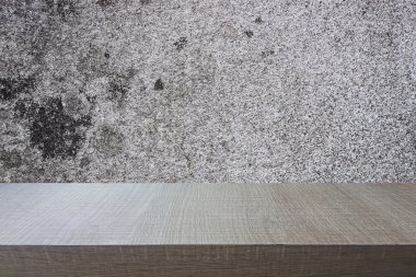 Eski beton duvar arka plan üzerinde ahşap tablosunun üst kısmındaki