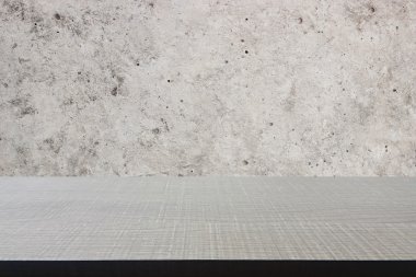 Eski beton duvar arka plan üzerinde ahşap tablosunun üst kısmındaki