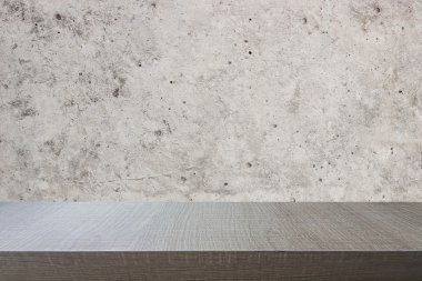 Eski beton duvar arka plan üzerinde ahşap tablosunun üst kısmındaki