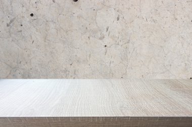 Eski beton duvar arka plan üzerinde ahşap tablosunun üst kısmındaki