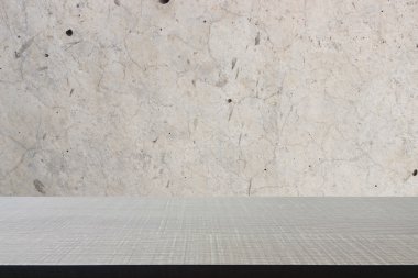 Eski beton duvar arka plan üzerinde ahşap tablosunun üst kısmındaki