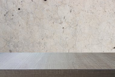 Eski beton duvar arka plan üzerinde ahşap tablosunun üst kısmındaki