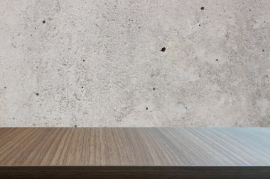 Eski beton duvar arka plan üzerinde ahşap tablosunun üst kısmındaki