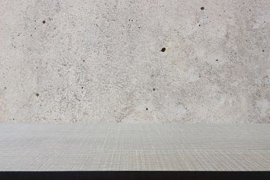 Eski beton duvar arka plan üzerinde ahşap tablosunun üst kısmındaki