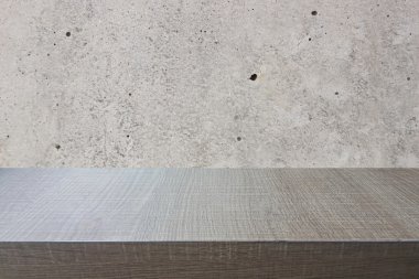 Eski beton duvar arka plan üzerinde ahşap tablosunun üst kısmındaki