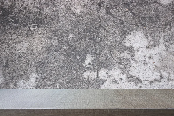 Topo da mesa de madeira no fundo da parede de concreto velho — Fotografia de Stock