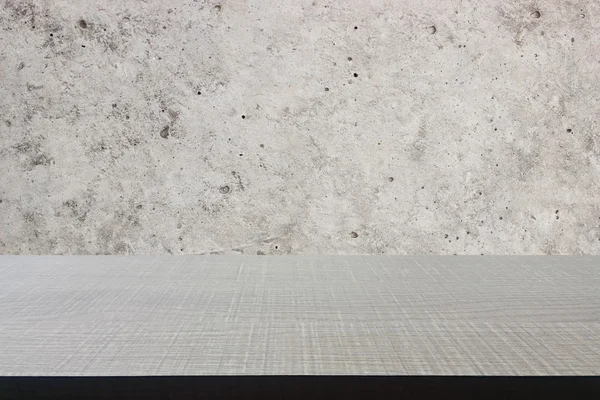 Topo da mesa de madeira no fundo da parede de concreto velho — Fotografia de Stock