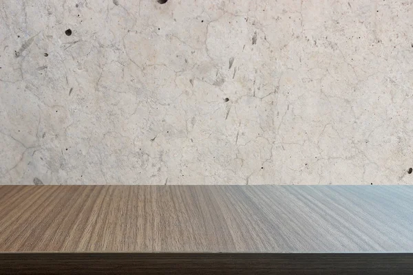 Верх дерев'яного столу на старому фоні бетонної стіни — стокове фото