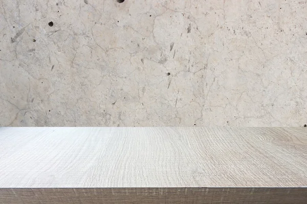 Haut de la table en bois sur un vieux fond de mur en béton — Photo