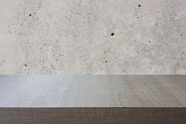 Haut de la table en bois sur un vieux fond de mur en béton — Photo