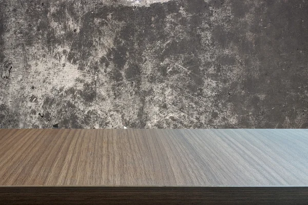 Haut de la table en bois sur un vieux fond de mur en béton — Photo