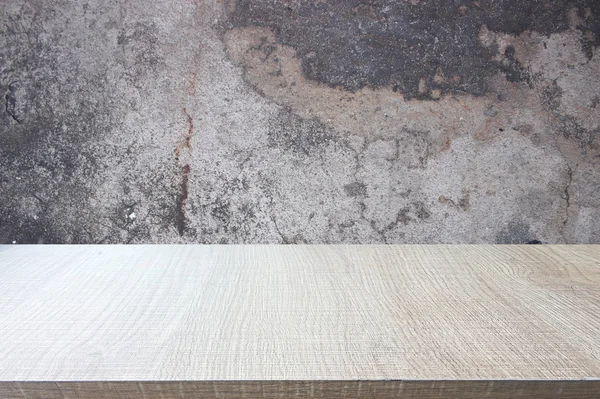 Haut de la table en bois sur un vieux fond de mur en béton — Photo