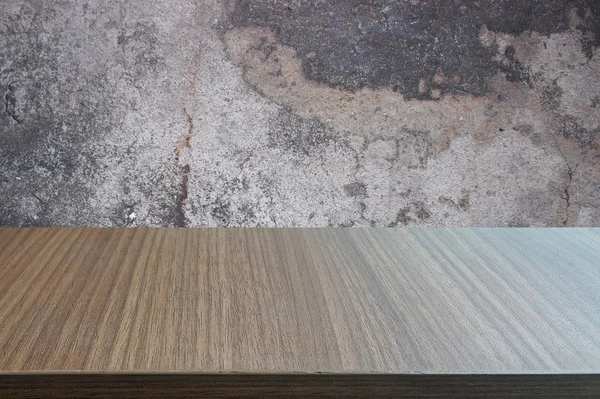 Верх дерев'яного столу на старому фоні бетонної стіни — стокове фото