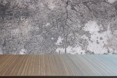 Eski beton duvar arka plan üzerinde ahşap tablosunun üst kısmındaki