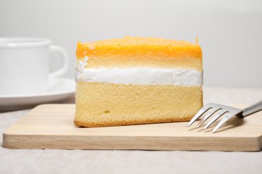 Ahşap üzerine şifon kek