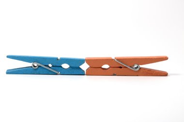 Beyaz arka plan üzerinde ahşap kumaş mandal.