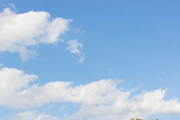 Ciel bleu et nuages dans les jours lumineux de l'été . — Photo