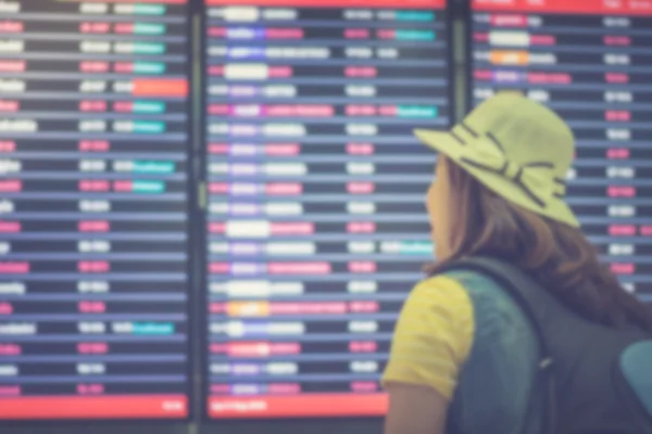 Kadın backpacker bkz: denetle için havaalanında uçuş panosu — Stok fotoğraf