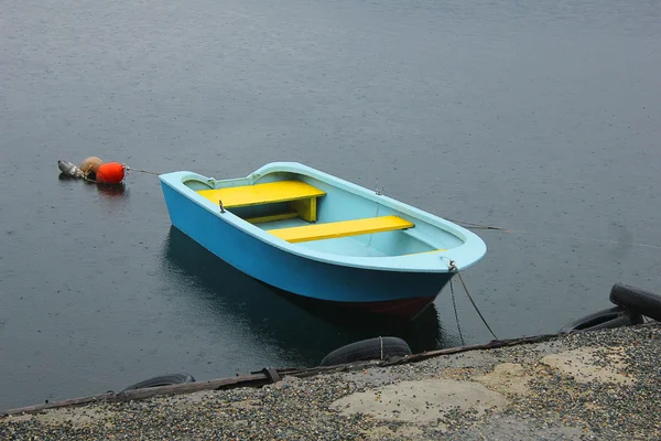 Blu et bateau jaune sur le lac — Photo