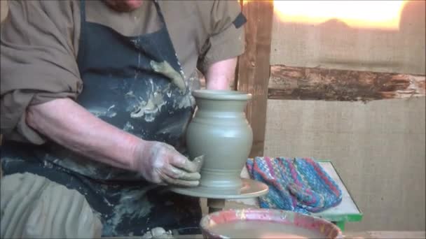 Artisan who creates a vase — Stock Video