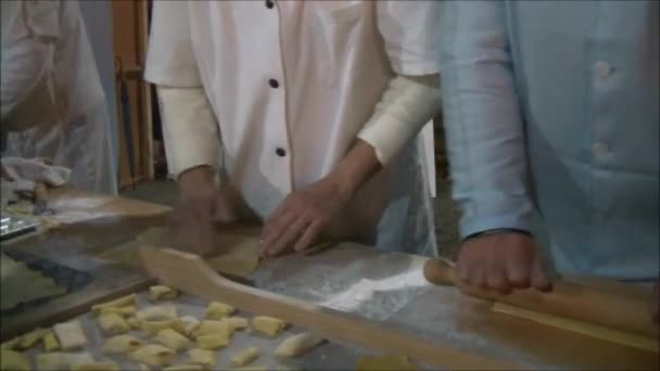 Voedsel bereiden in de keuken — Stockvideo