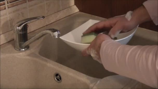 Мытье посуды — стоковое видео