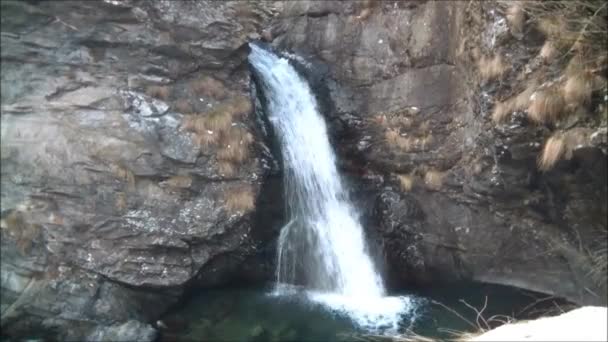 Wodospad w górach — Wideo stockowe