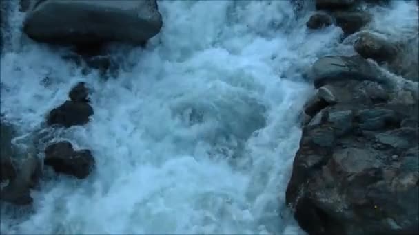 Река с водопадом — стоковое видео