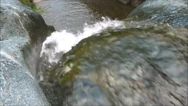 Parte inicial de uma cachoeira — Vídeo de Stock