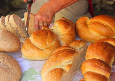 taze pişmiş ekmek kesme