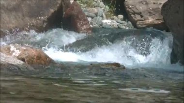 dağ kayalar arasında su