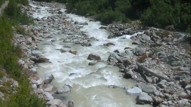 Rivier in de bergen van bovenaf gezien — Stockvideo