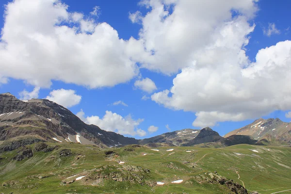 Panoramisch uitzicht op bergen en wolken — Stockfoto