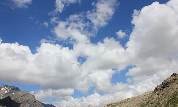 Panorama de nuvens na montanha — Fotografia de Stock