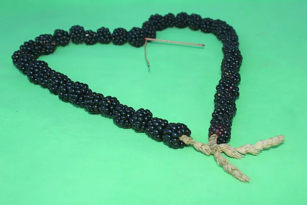 Kalung blackberry berbentuk hati — Stok Foto